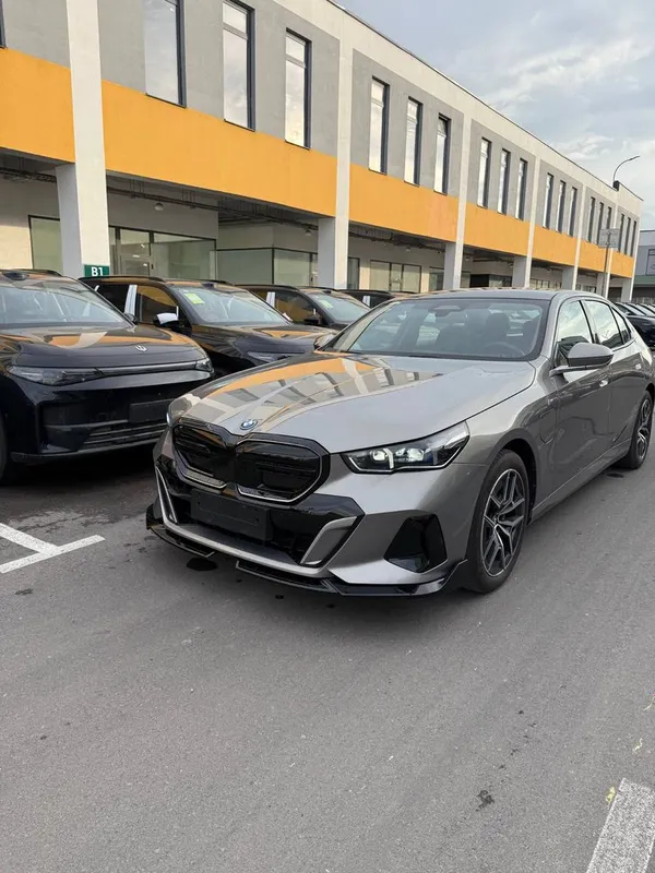 BMW i5 35L full option BMW i5 35L full option
