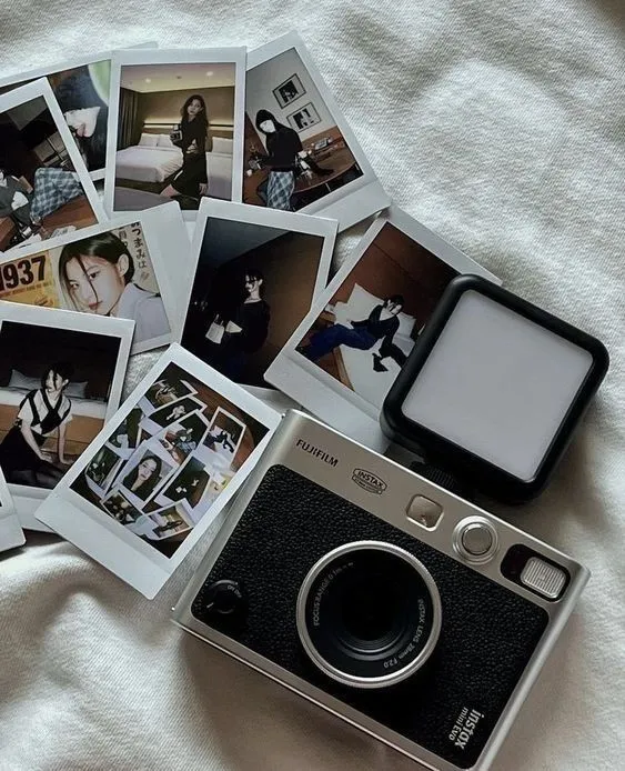 Камера - Fujifilm Instax Mini Evo — фото 1