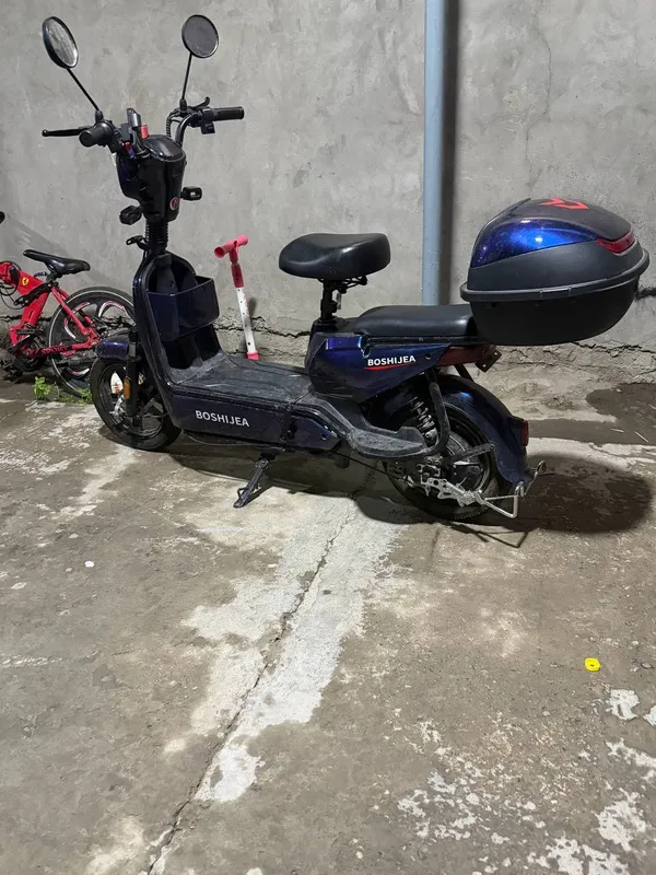 Skuter. Elektro skuter