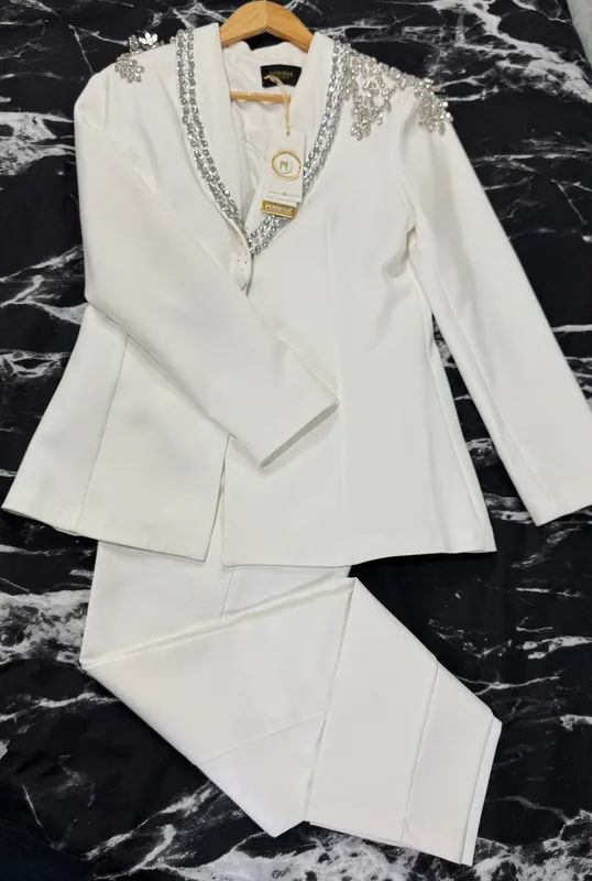 Белый брючный костюм со стразами PONEVA FASHION