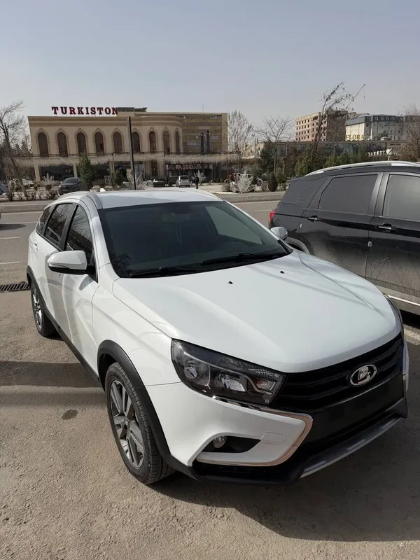 Продается лада Веста св кросс 1.8 механика 2019г.в.