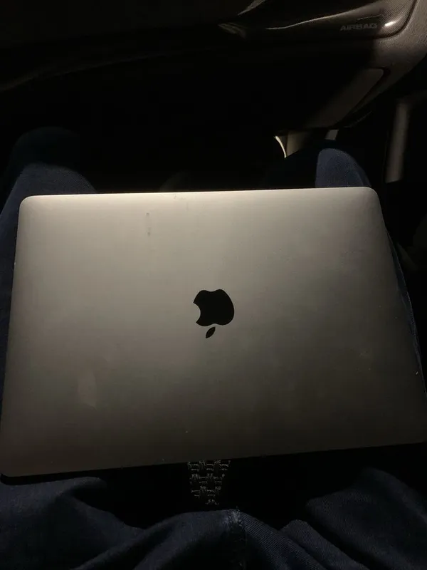MacBook Pro sotiladi 1