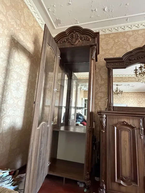 Классический деревянный шкаф/витрина с резьбой — в отличном состоянии 2