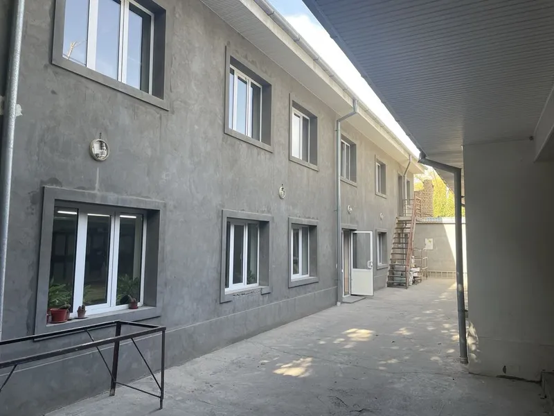 Эшонгузардаги(Райцентр) 2 каватли нотурар бино ижарага берилади
