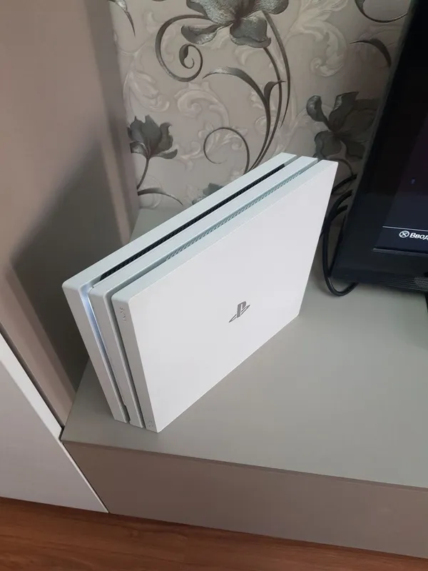 PS4 pro белого цвета 1 TB — фото 2