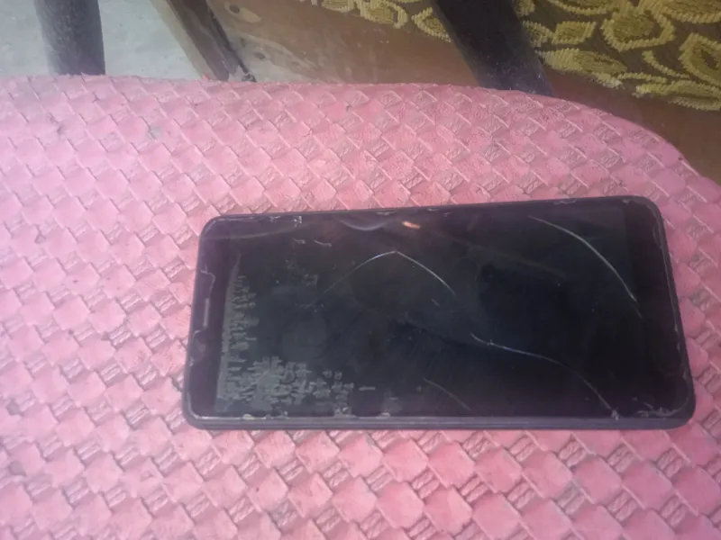 redmi 6 sakrab singan va dogʻi bor ishlashlari zor 3