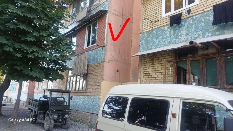 2 xonali kvartira sotiladi 2/2/4. Narxi 25$. 1