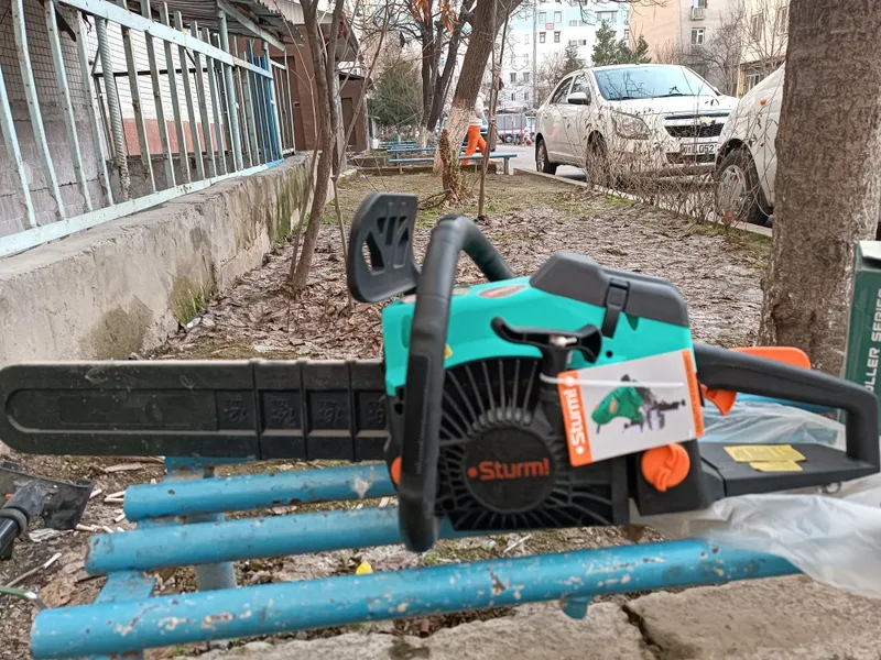 1) Новая бензопила в собранном виде. 2) Водяной насос для воды. Б/у.