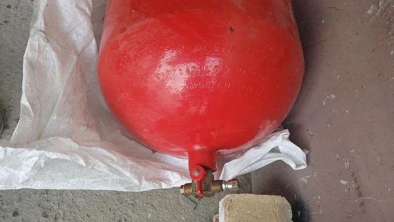 Gaz balon 90 litr 04/2023 da ishlab chiqarilgan