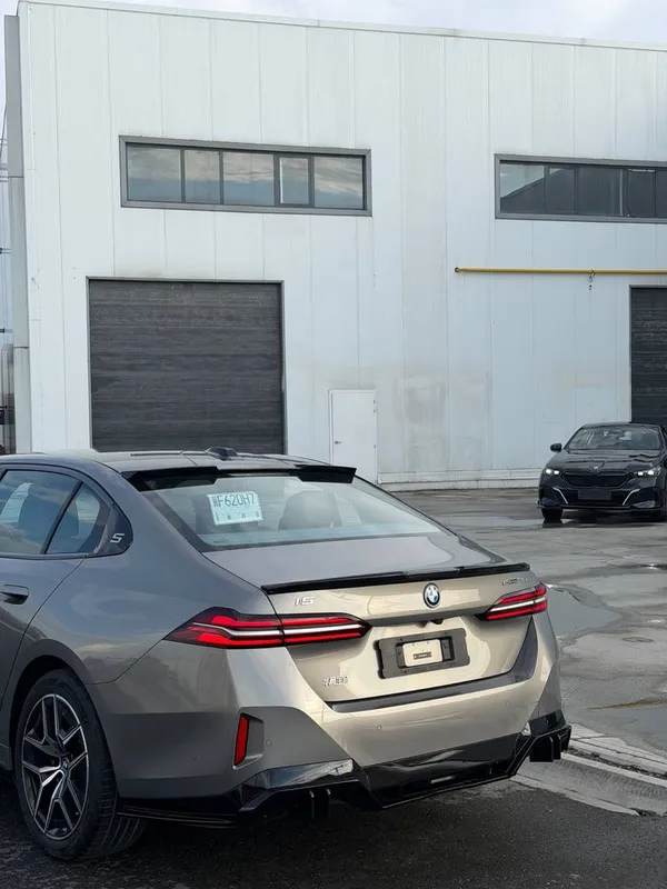 Bmw i5 35l 2024-Yil +7minli dop option Kraska tozza 22min probeg — фото 1