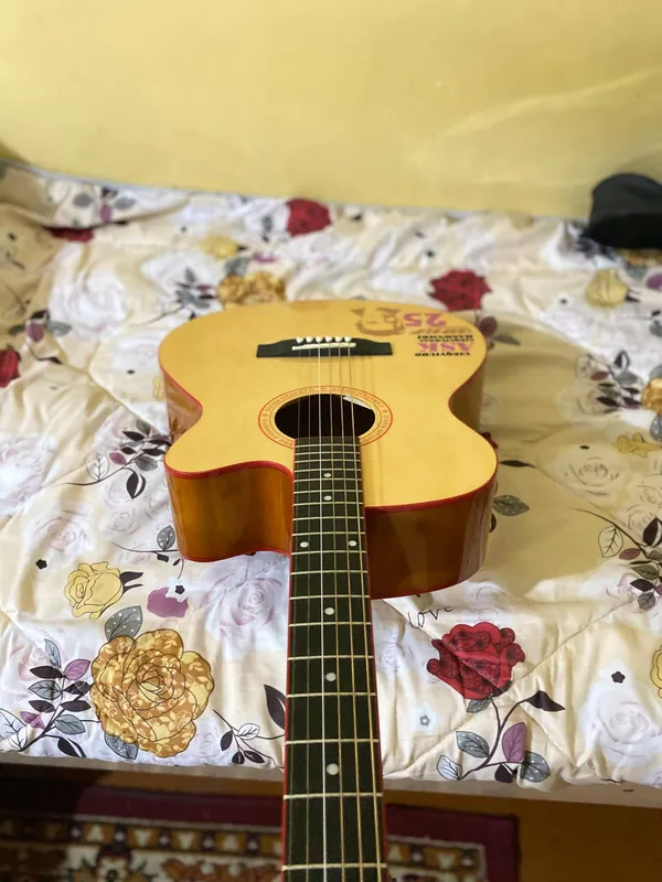 akustik gitara 40 o'lcham. chexoli xam bor