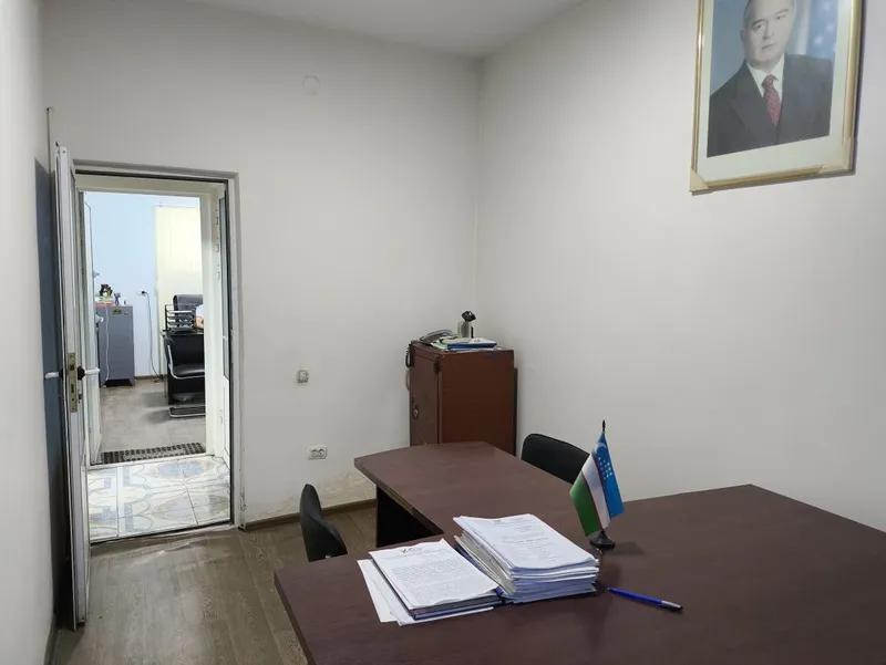 Офис биносининг 1 та хонаси ва катта хонанинг 1 кисми ижарага берилади 1