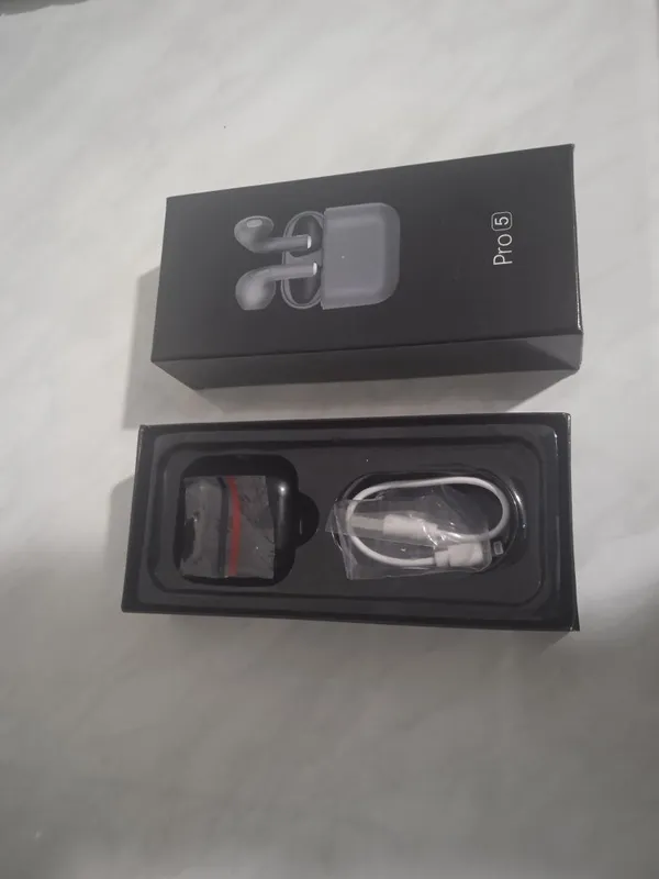 Simsiz Bluetooth naushnik qora va simli oq naushnik sotiladi. 2 Simsiz Bluetooth naushnik qora va simli oq naushnik sotiladi. 2