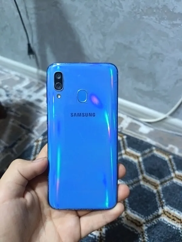 samsung A40 продам за 200.000 сум! 2