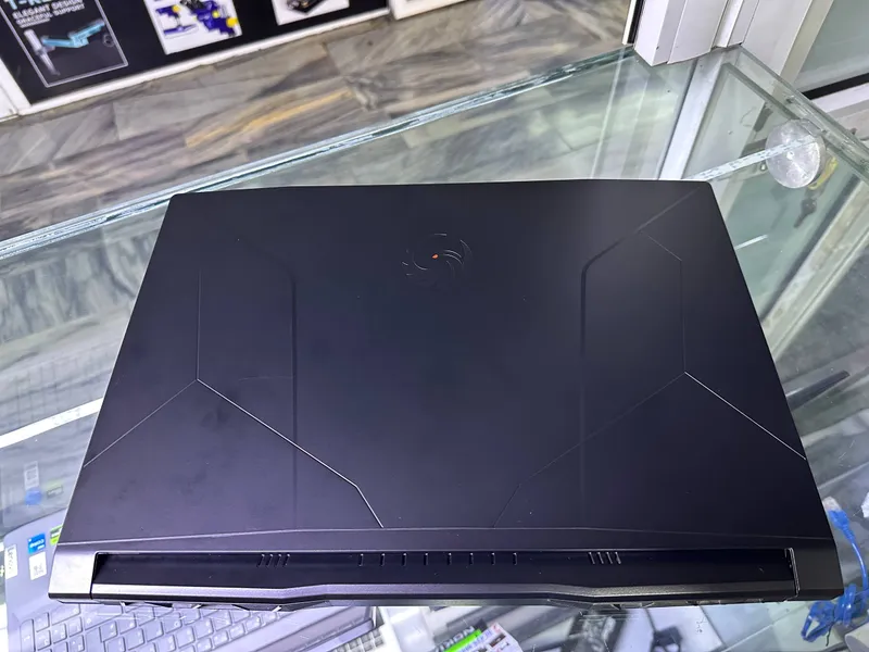 Ноутбук MSI Bravo 15 5 Ноутбук MSI Bravo 15 5