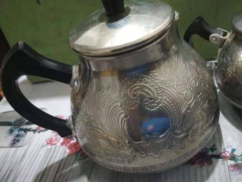 Металлический чайник и сахарница и три сковородки — фото 3