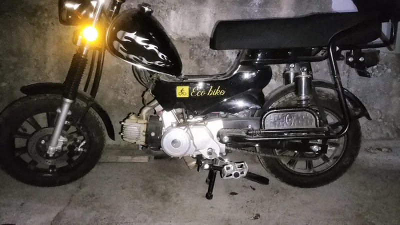 Benzinli yangi mototsikl