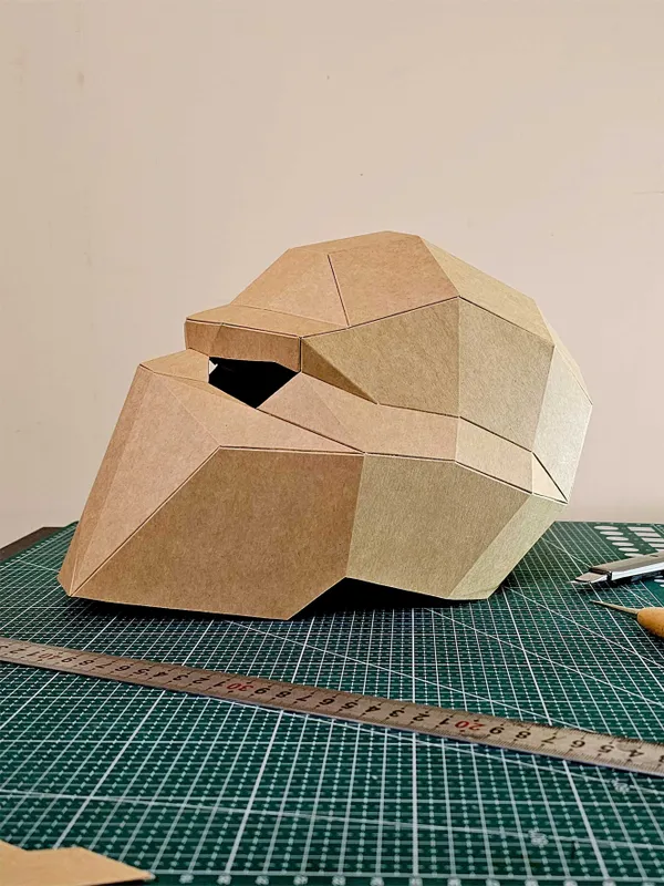 Декоративный 3D шлем из крафт-картона — фото 3
