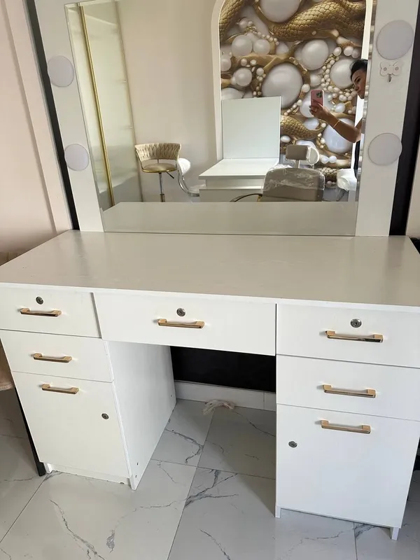 Salon uchun lampale stol sotiladi.Srochne 2 Salon uchun lampale stol sotiladi.Srochne 2