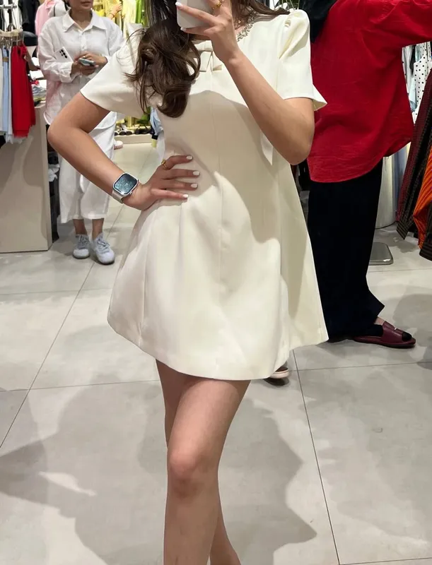 Nafis oq ko‘ylak, bantik va toshli yoqa bilan 🤍🎀 2