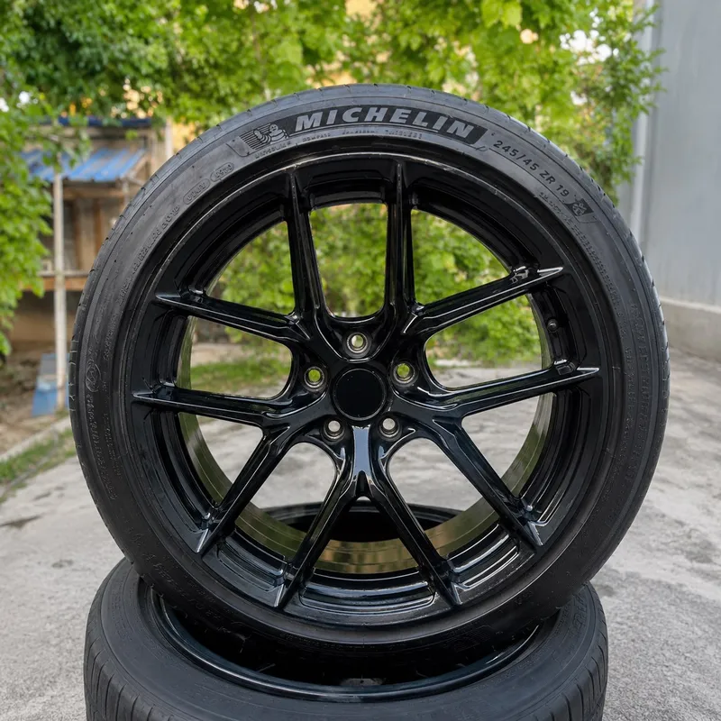 ПРОДАЮ КОМПЛЕКТ ДИСКОВ R19 С РЕЗИНОЙ MICHELIN — фото 1