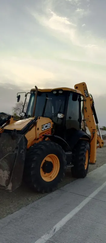 JCB екискаватир пагрузчик 1