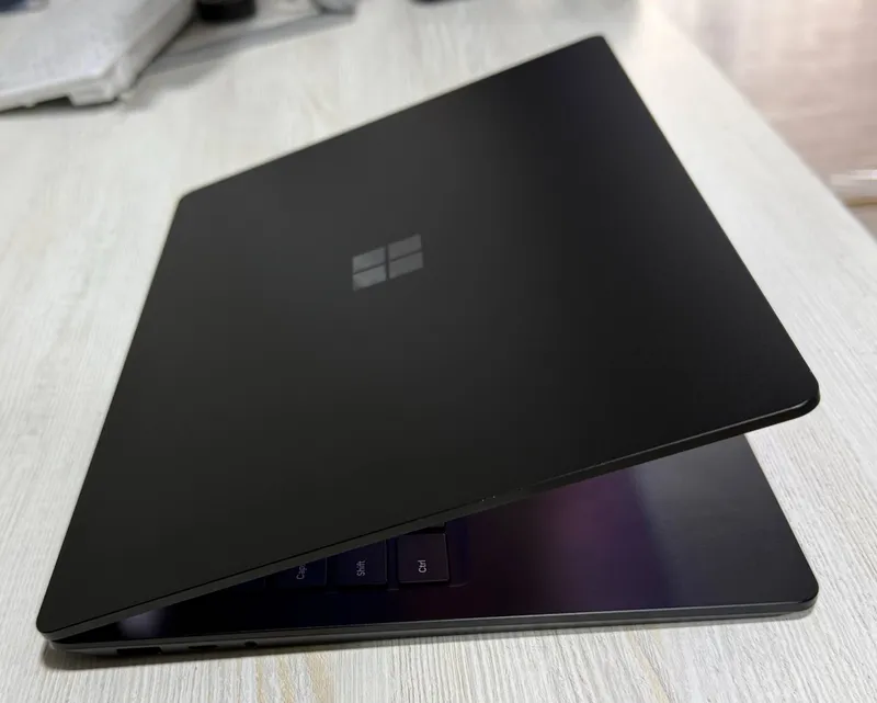 Surface Laptop 5 13.5” 2K Core i5-1245U 16/512GB 6 Surface Laptop 5 13.5” 2K Core i5-1245U 16/512GB 6