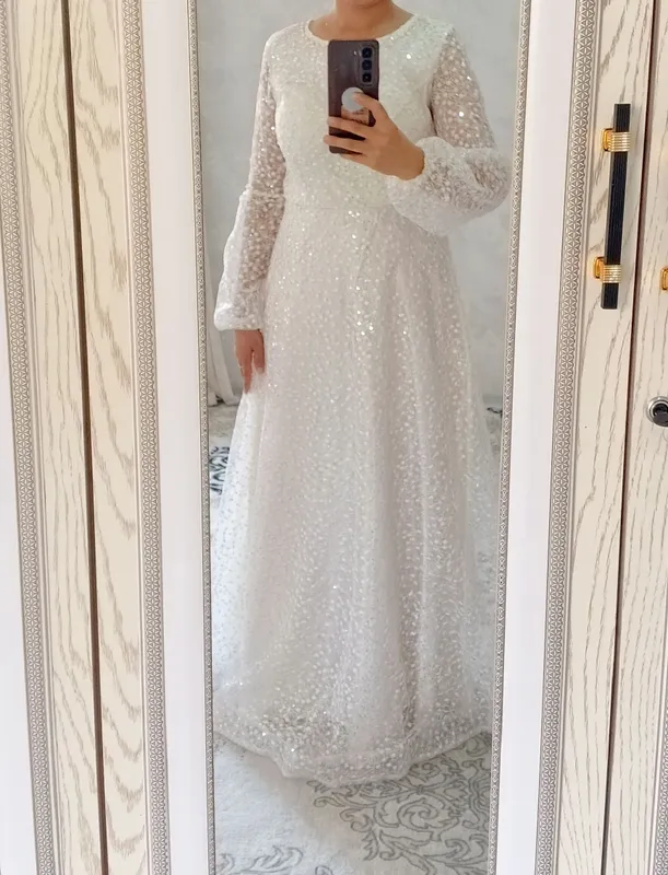 Oq uzun, nafis ayollar ko‘ylagi