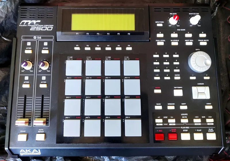 Akai mpc 2500 ,рабочая станция ,сэмплер,драм машина