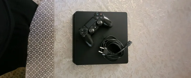 продаю свой ps4 slim 1tb — фото 1