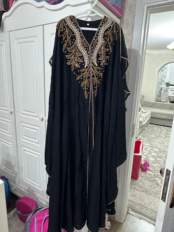 Abaya sotiladi