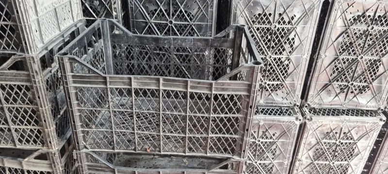 Qora plastmassa yashik