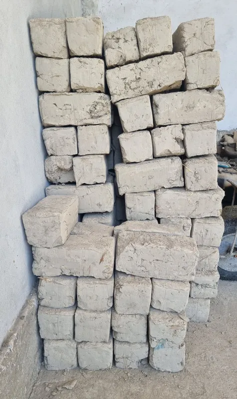 Loy blok sotiladi 220 dona narxi 2,500 soʻm 5
