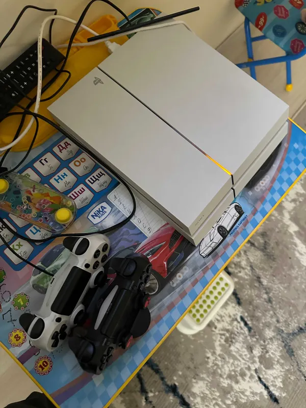 PS4 с двумя джойстиками PS4 с двумя джойстиками