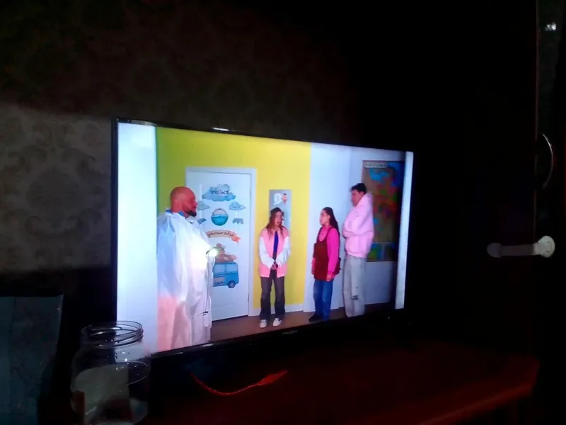 Продам смарт ТВ,31 диагональ,новый.