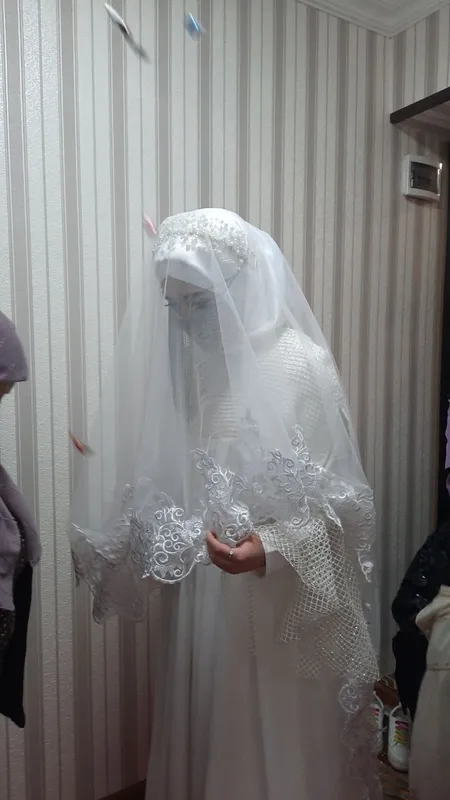 Oq kelin ko'ylak abaya shaklida 2 Oq kelin ko'ylak abaya shaklida 2
