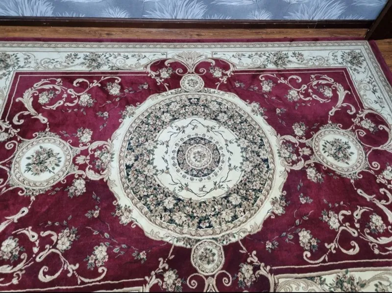 Gilam toza, yaxshi holatda, deyarli yangi 1