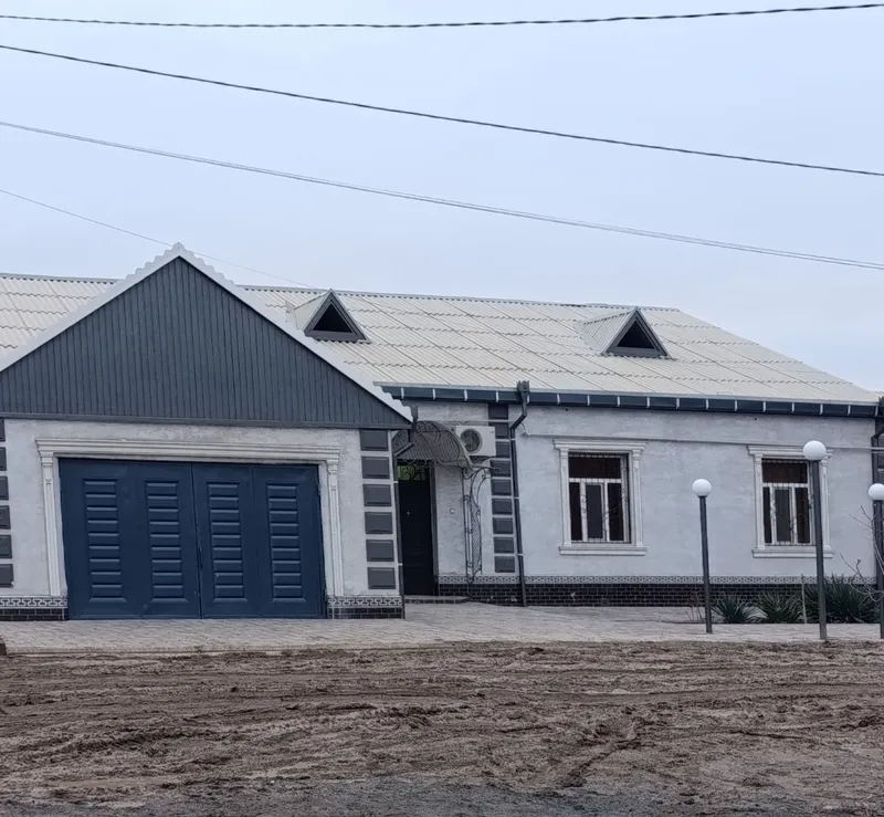 Янгибозор тумани марказидаги ховли уй сотилмоқда. 348 кв.м. уй, 7.26 с