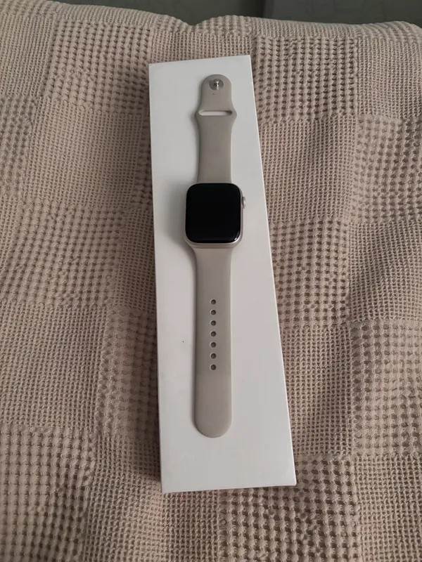 Apple Watch Series 7 starlight 2