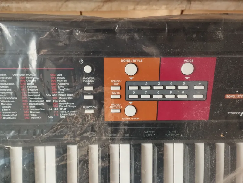 Yamaha original sintezator (pianino) va gitara 1 Yamaha original sintezator (pianino) va gitara 1