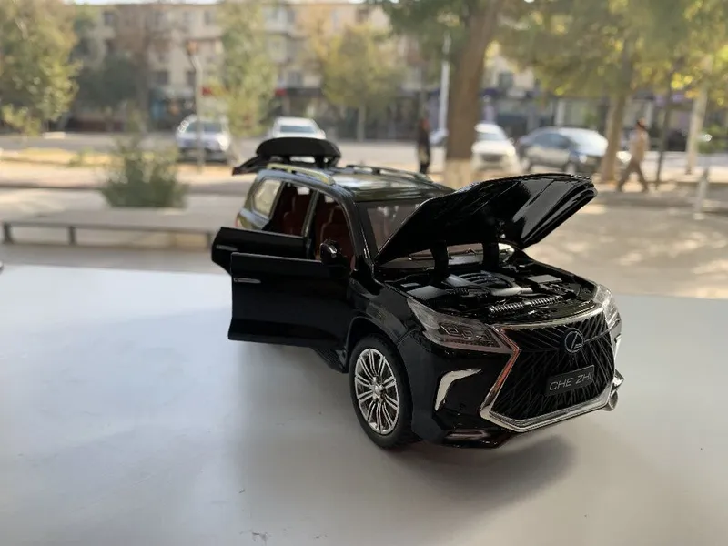 Modelka Lexus LX570 1:24 5