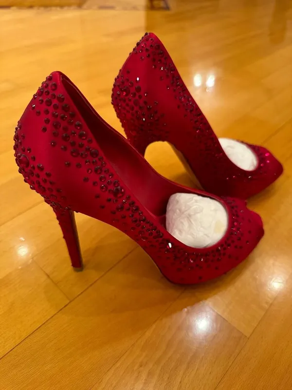Красные атласные туфли-лодочки Alexander McQueen с открытым носком и д 2 Красные атласные туфли-лодочки Alexander McQueen с открытым носком и д 2