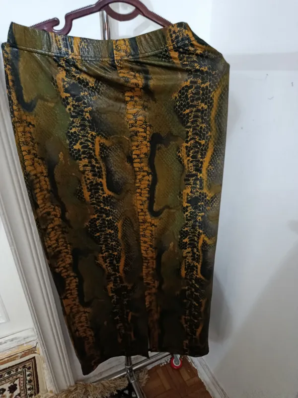 Orqa tomoni yoriqli yangi to‘g‘ri yubka 2