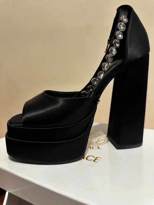 Туфли на высоком каблуке VERSACE черные