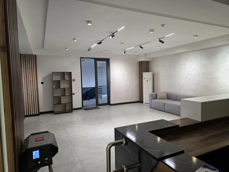 Продается готовый офис. Площадь 830 квадратных метров. — фото 1