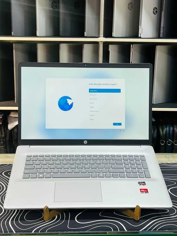 HP Laptop 17 AMD ryzen 5 7520U/8/512/Display 17'3 FHD IPS — фото 1