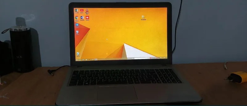 Asus noutbook sotiladi