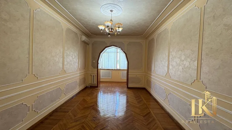 3-комнатная квартира, 110 м², 5/5, без ремонта, кирпичный дом, лифт, 2 санузла — метро Космонавтов