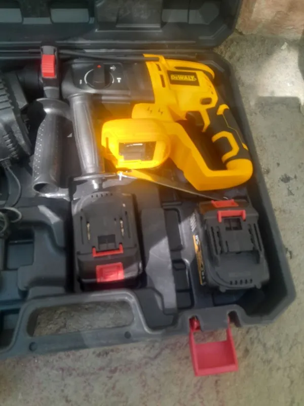 Перфаратор и балгарка Продам аккумуляторный набор инструментов DEWALT 2 Перфаратор и балгарка Продам аккумуляторный набор инструментов DEWALT 2