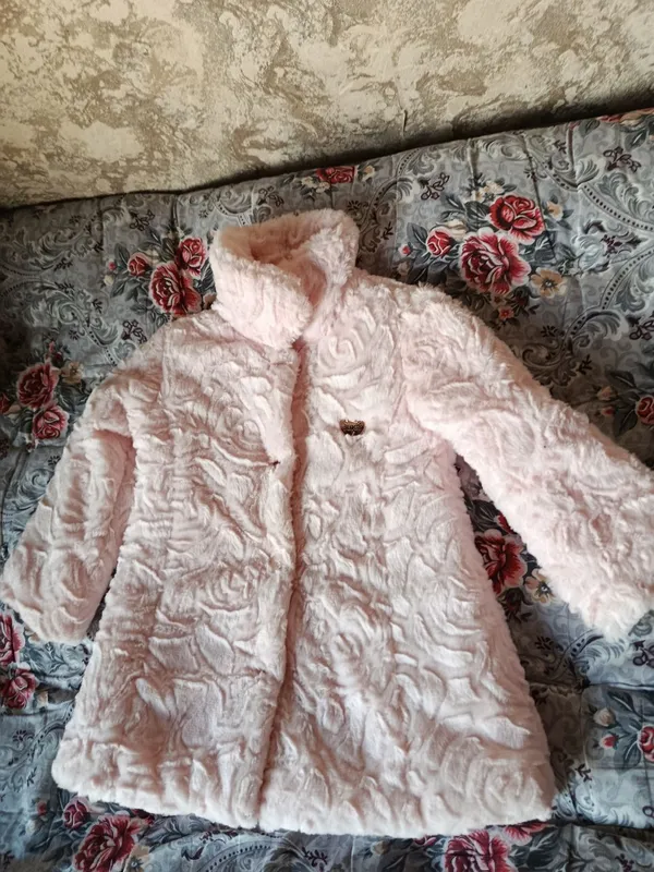 Продам пальтишко на 3-5 лет . б/у